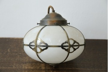 和製アンティーク　丸みのあるシェードに真鍮飾りをあしらったペンダントライト　(R-085749)