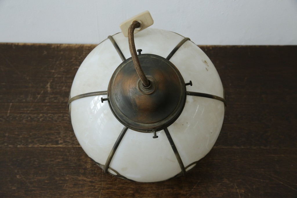 和製アンティーク　丸みのあるシェードに真鍮飾りをあしらったペンダントライト　(R-085749)