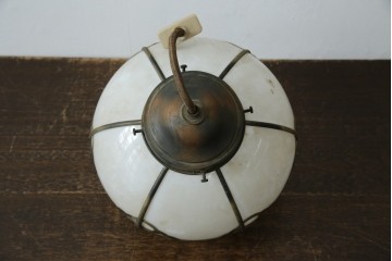 和製アンティーク　丸みのあるシェードに真鍮飾りをあしらったペンダントライト　(R-085749)