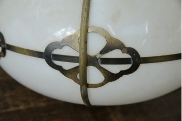 和製アンティーク　丸みのあるシェードに真鍮飾りをあしらったペンダントライト　(R-085749)