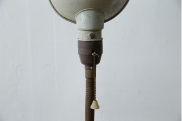 和製アンティーク　向きを調整しやすい三本脚のスタンドライト　(R-085750)