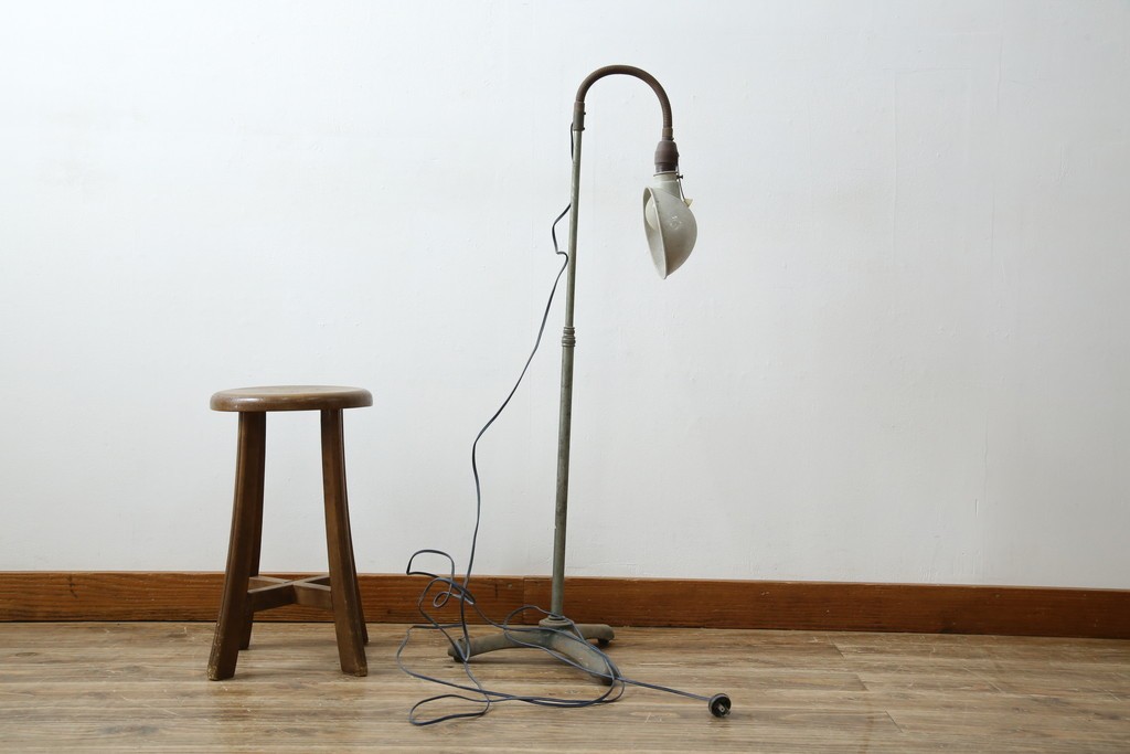 和製アンティーク　向きを調整しやすい三本脚のスタンドライト　(R-085750)