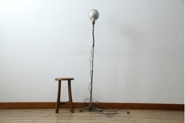 和製アンティーク　向きを調整しやすい三本脚のスタンドライト　(R-085750)