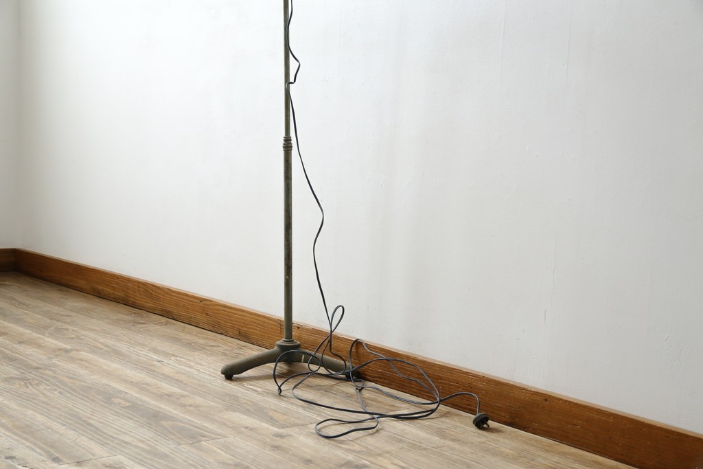 和製アンティーク　向きを調整しやすい三本脚のスタンドライト　(R-085750)