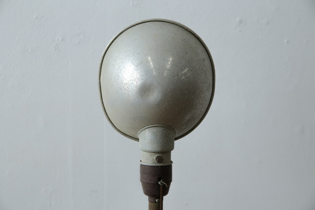 和製アンティーク　向きを調整しやすい三本脚のスタンドライト　(R-085750)