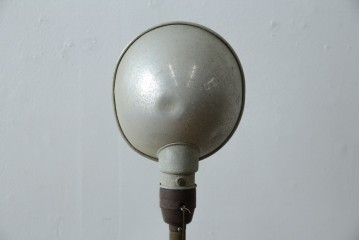 和製アンティーク　向きを調整しやすい三本脚のスタンドライト　(R-085750)