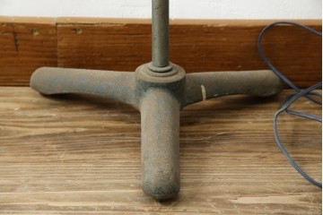 和製アンティーク　向きを調整しやすい三本脚のスタンドライト　(R-085750)