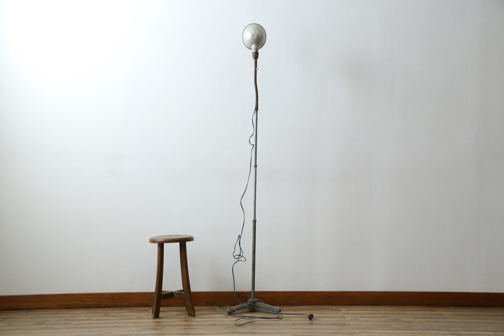 和製アンティーク　向きを調整しやすい三本脚のスタンドライト　(R-085750)