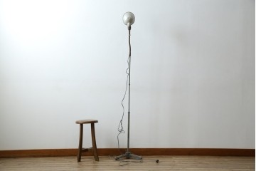 和製アンティーク　向きを調整しやすい三本脚のスタンドライト　(R-085750)