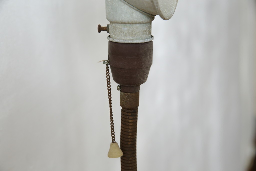 和製アンティーク　向きを調整しやすい三本脚のスタンドライト　(R-085750)