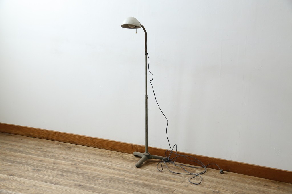 和製アンティーク　向きを調整しやすい三本脚のスタンドライト　(R-085750)