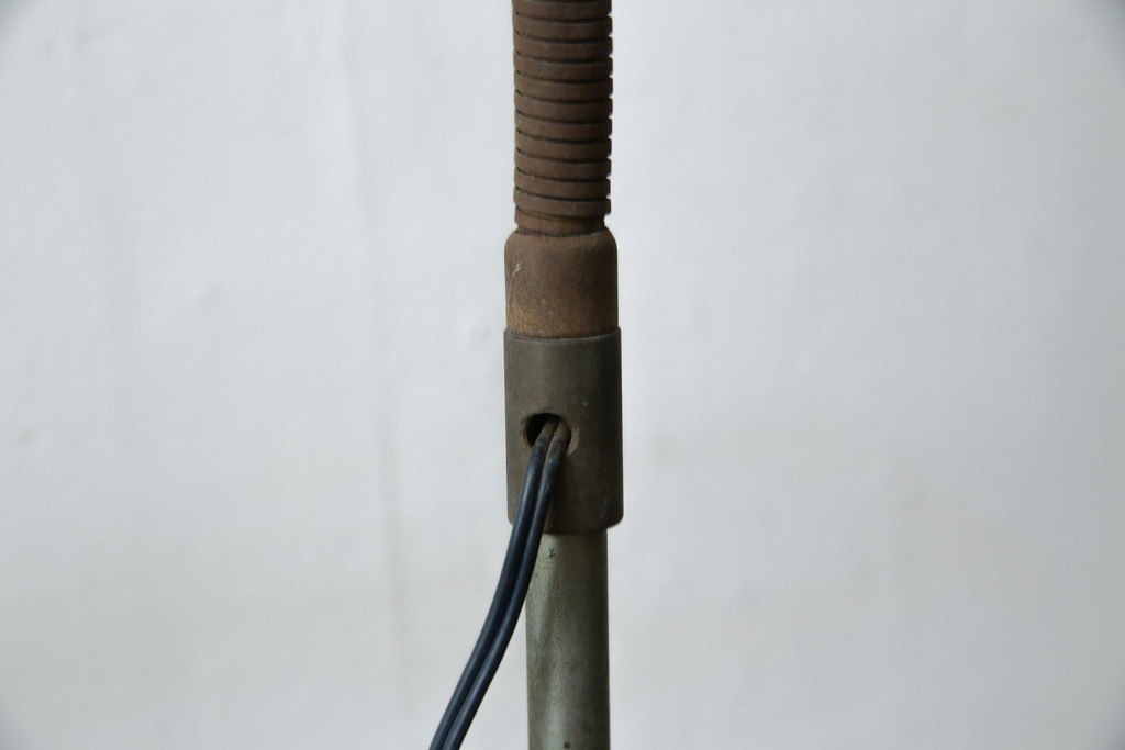 和製アンティーク　向きを調整しやすい三本脚のスタンドライト　(R-085750)