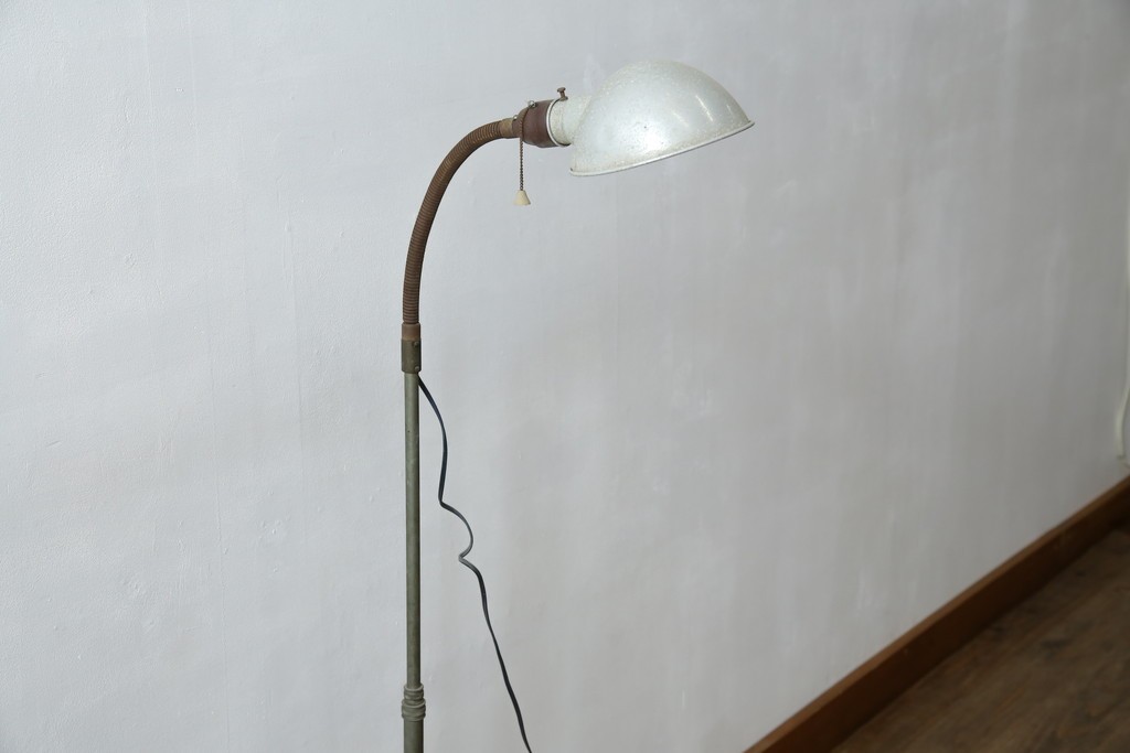 和製アンティーク　向きを調整しやすい三本脚のスタンドライト　(R-085750)