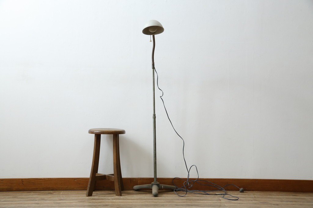 和製アンティーク　向きを調整しやすい三本脚のスタンドライト　(R-085750)