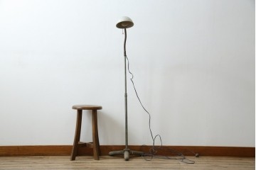 和製アンティーク　向きを調整しやすい三本脚のスタンドライト　(R-085750)