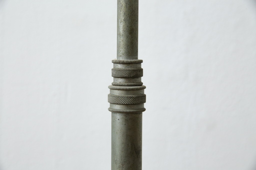 和製アンティーク　向きを調整しやすい三本脚のスタンドライト　(R-085750)