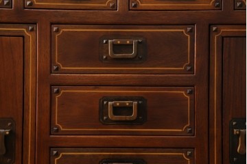 中古　国産指物工芸家具　花梨(カリン)材　オリエンタル　李朝デザイン×象嵌が目を引くキャビネット　定価推定約70万円以上　(R-085752)