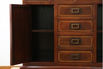 中古　国産指物工芸家具　花梨(カリン)材　オリエンタル　李朝デザイン×象嵌が目を引くキャビネット　定価推定約70万円以上　(R-085752)