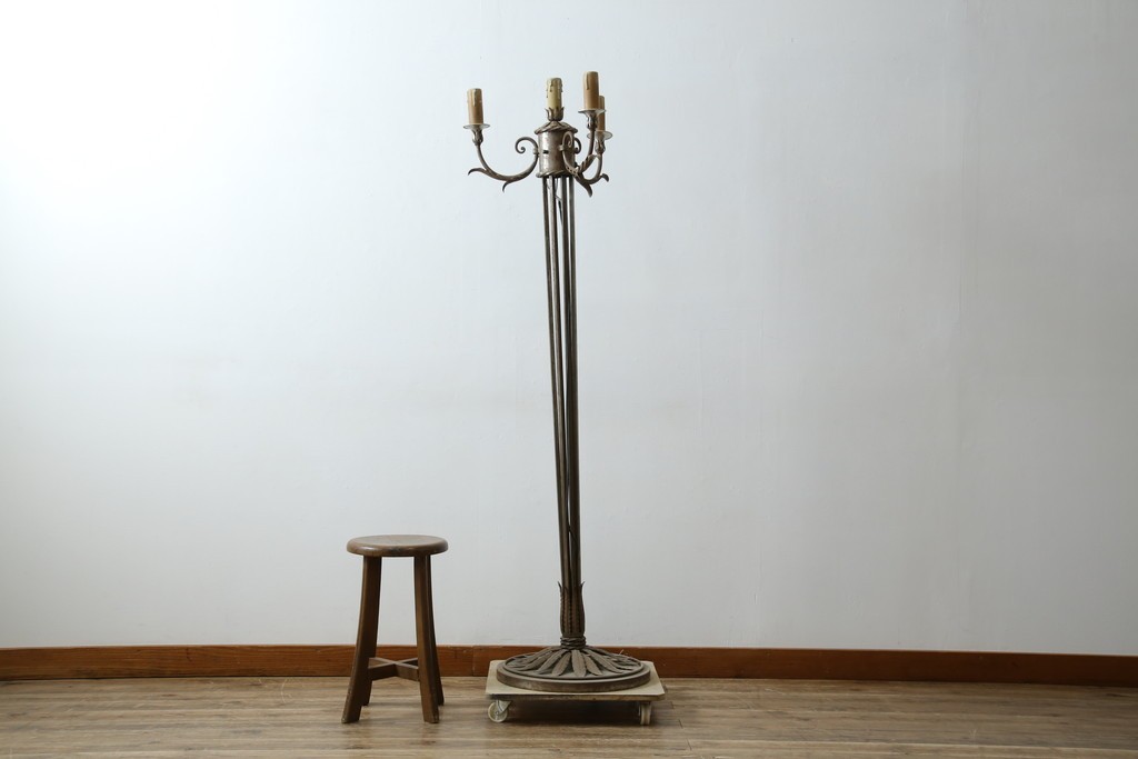 フランスヴィンテージ　ロートアイアン　植物モチーフの装飾が上品なフロアスタンド　(R-085753)