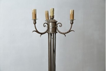 フランスヴィンテージ　ロートアイアン　植物モチーフの装飾が上品なフロアスタンド　(R-085753)