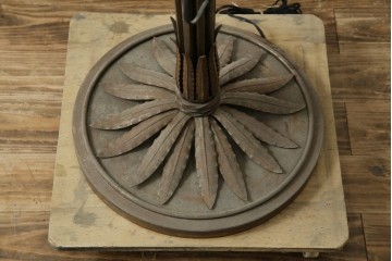 フランスヴィンテージ　ロートアイアン　植物モチーフの装飾が上品なフロアスタンド　(R-085753)