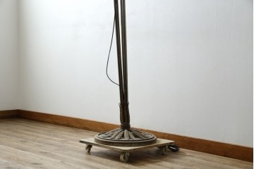 フランスヴィンテージ　ロートアイアン　植物モチーフの装飾が上品なフロアスタンド　(R-085753)