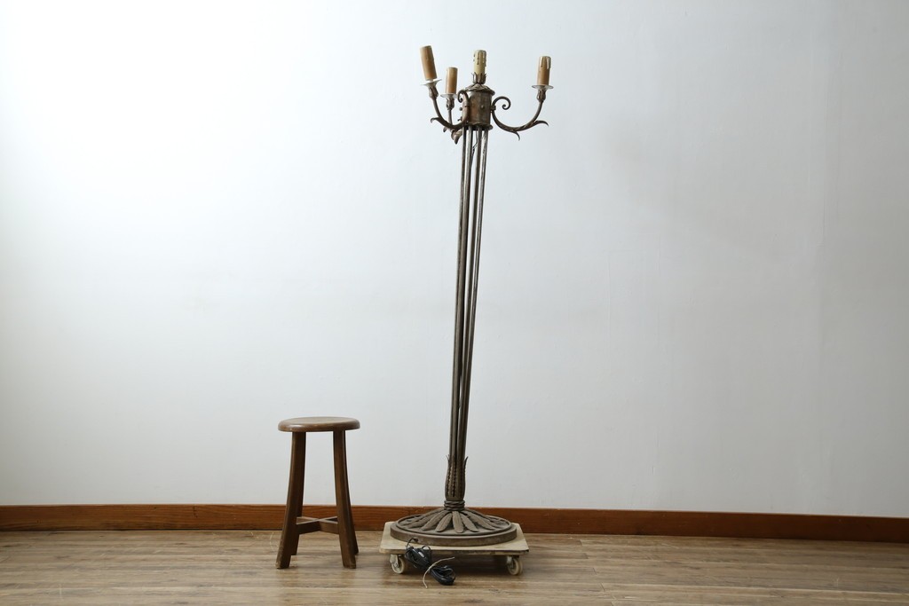 フランスヴィンテージ　ロートアイアン　植物モチーフの装飾が上品なフロアスタンド　(R-085753)