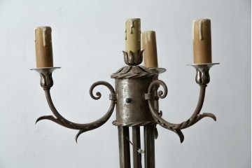 フランスヴィンテージ　ロートアイアン　植物モチーフの装飾が上品なフロアスタンド　(R-085753)