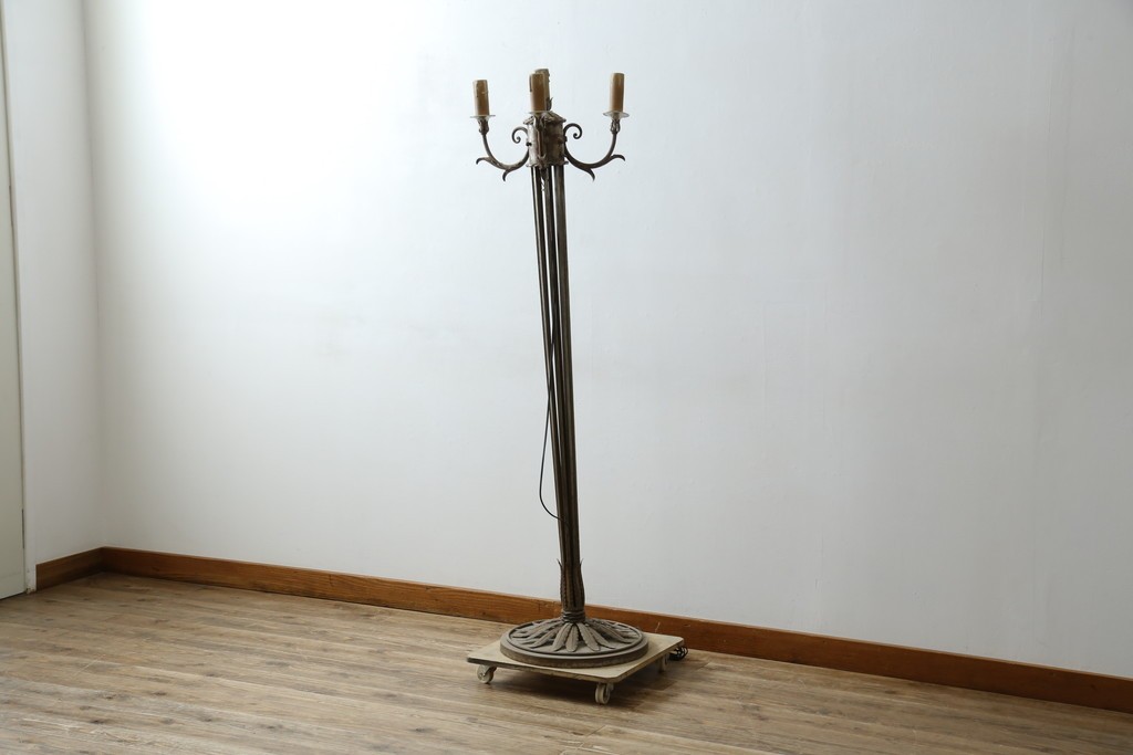 フランスヴィンテージ　ロートアイアン　植物モチーフの装飾が上品なフロアスタンド　(R-085753)