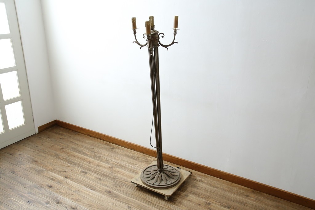 フランスヴィンテージ　ロートアイアン　植物モチーフの装飾が上品なフロアスタンド　(R-085753)