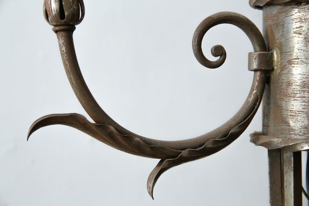 フランスヴィンテージ　ロートアイアン　植物モチーフの装飾が上品なフロアスタンド　(R-085753)