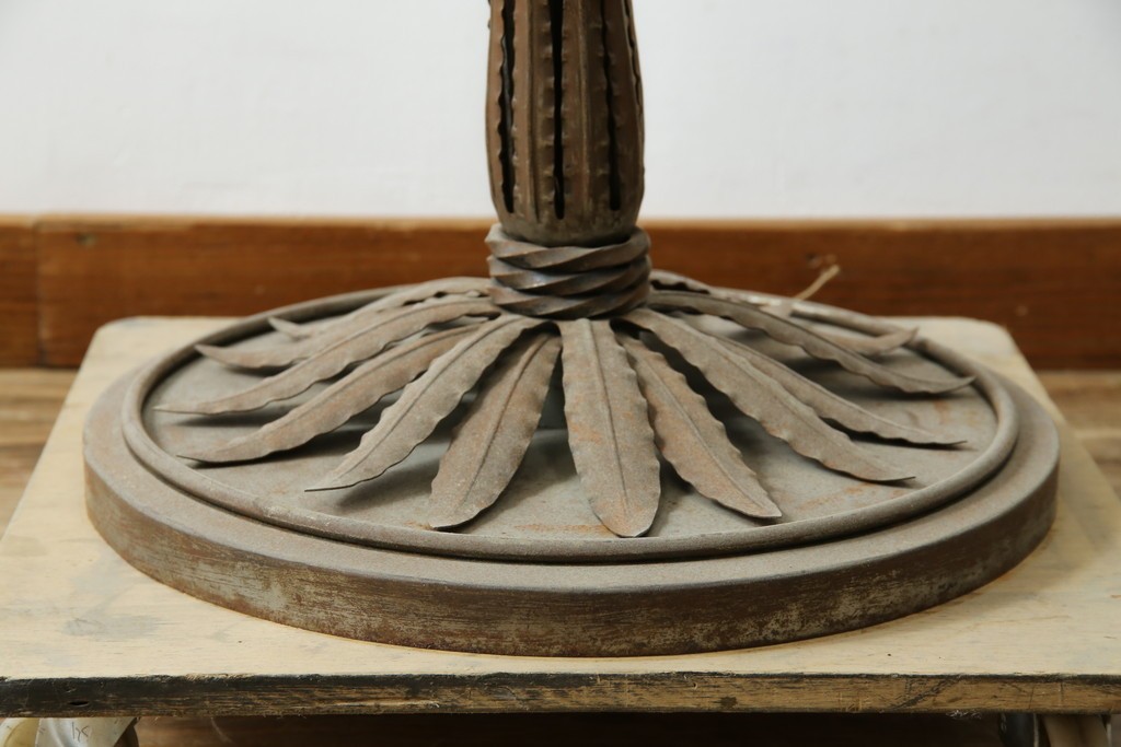 フランスヴィンテージ　ロートアイアン　植物モチーフの装飾が上品なフロアスタンド　(R-085753)