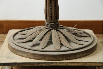 フランスヴィンテージ　ロートアイアン　植物モチーフの装飾が上品なフロアスタンド　(R-085753)