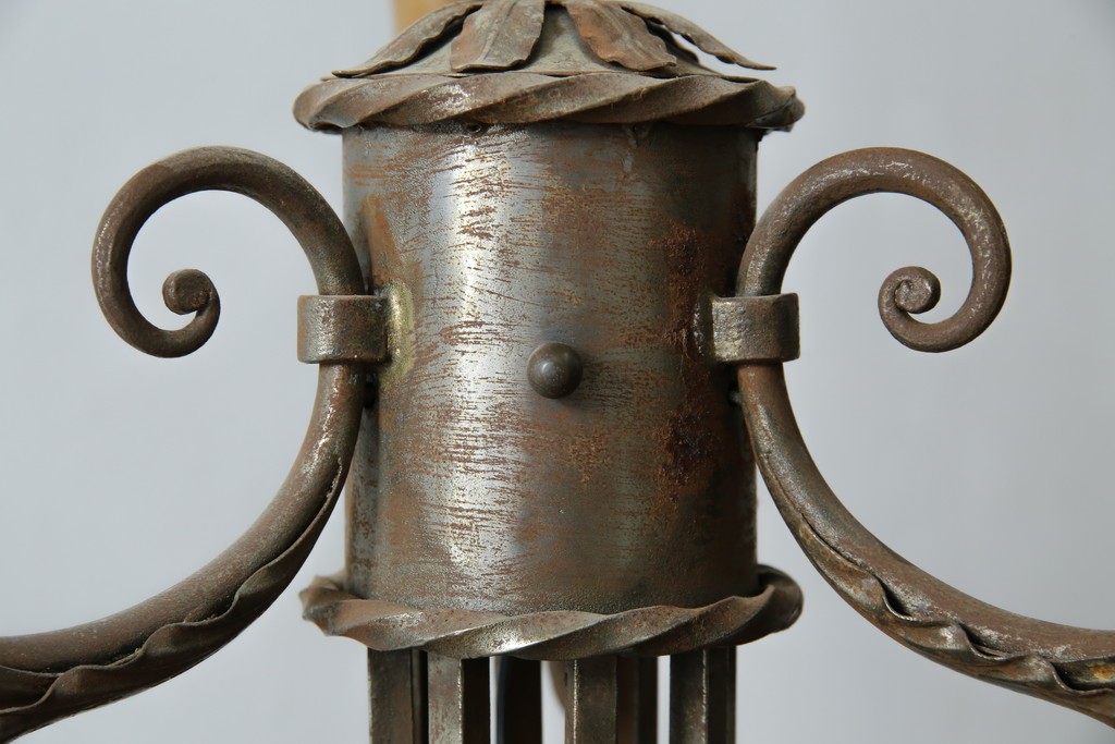 フランスヴィンテージ　ロートアイアン　植物モチーフの装飾が上品なフロアスタンド　(R-085753)