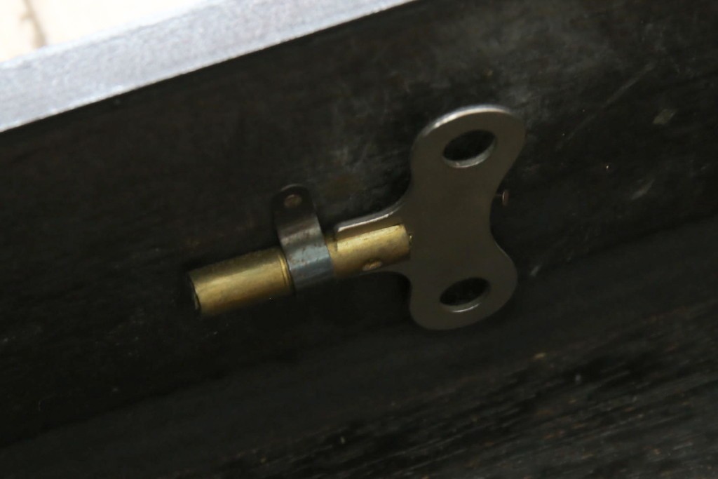 和製ヴィンテージ　日本時計(NIPPON CLOCK)　クラシカルな彫刻と木部の配色が上品な振り子時計　(R-085754)