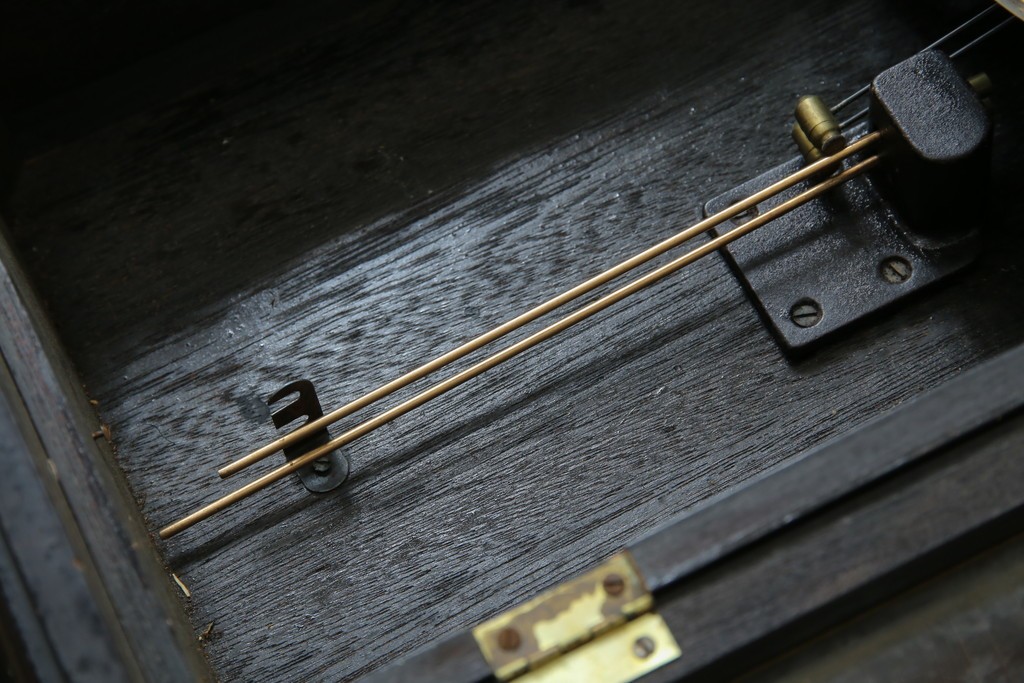 和製ヴィンテージ　日本時計(NIPPON CLOCK)　クラシカルな彫刻と木部の配色が上品な振り子時計　(R-085754)