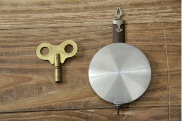 和製ヴィンテージ　Meiji(明治時計社)　ミッドセンチュリーテイストのお部屋にもぴったりなスクエア型の振り子時計　(R-085755)