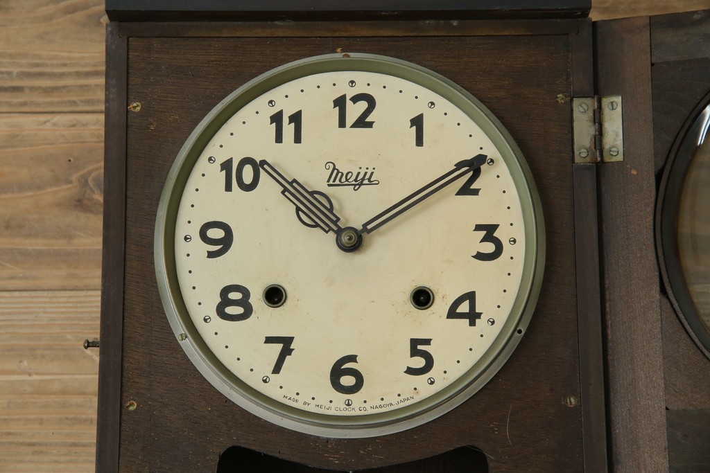 和製ヴィンテージ　Meiji(明治時計社)　ミッドセンチュリーテイストのお部屋にもぴったりなスクエア型の振り子時計　(R-085755)