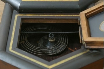 和製アンティーク　昭和初期　金彩の装飾が上品な八角振り子時計　(R-085758)