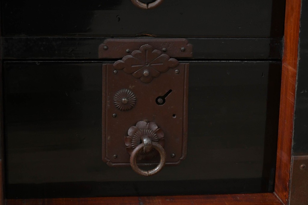 和製アンティーク　上手物!!　総桐材　立派な金具が際立つ上質な庄内箪笥　(R-085761)