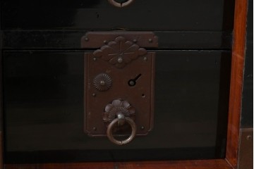 和製アンティーク　上手物!!　総桐材　立派な金具が際立つ上質な庄内箪笥　(R-085761)