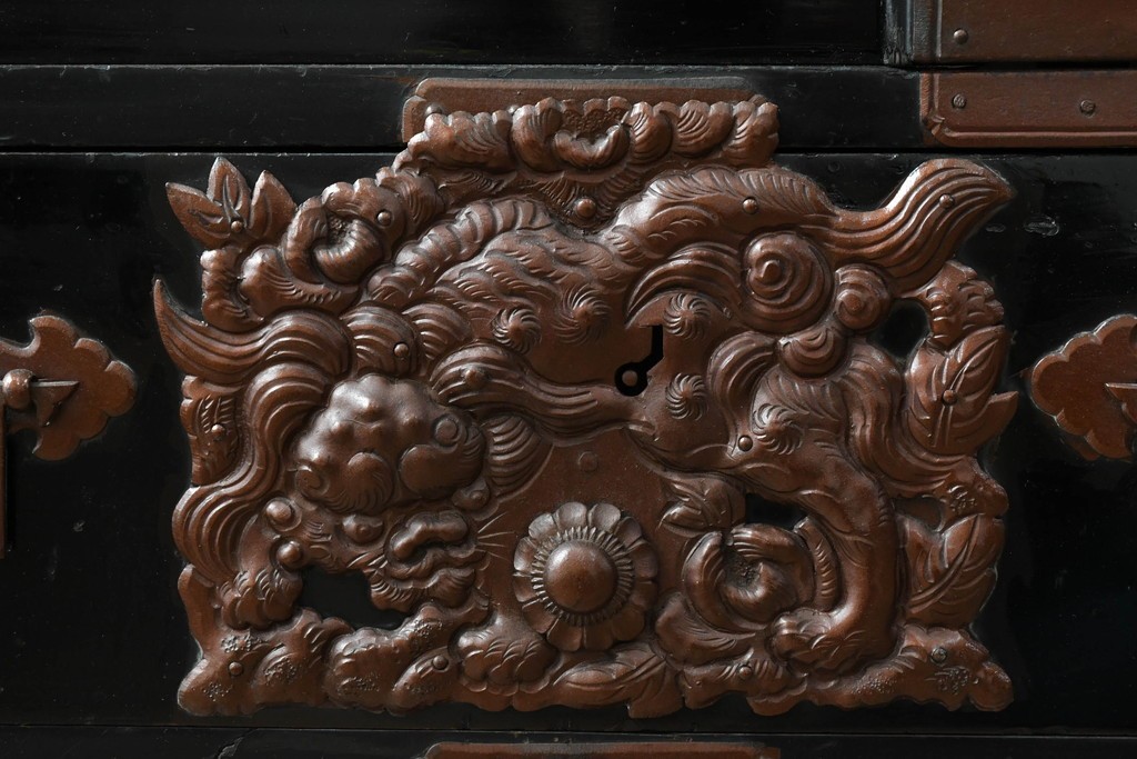 和製アンティーク　上手物!!　総桐材　立派な金具が際立つ上質な庄内箪笥　(R-085761)