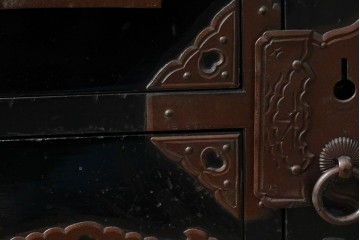 和製アンティーク　上手物!!　総桐材　立派な金具が際立つ上質な庄内箪笥　(R-085761)