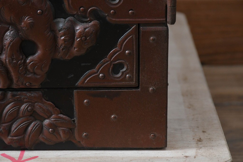 和製アンティーク　上手物!!　総桐材　立派な金具が際立つ上質な庄内箪笥　(R-085761)