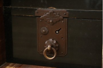 和製アンティーク　上手物!!　総桐材　立派な金具が際立つ上質な庄内箪笥　(R-085761)