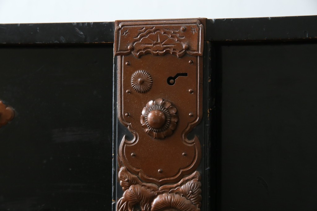 和製アンティーク　上手物!!　総桐材　立派な金具が際立つ上質な庄内箪笥　(R-085761)