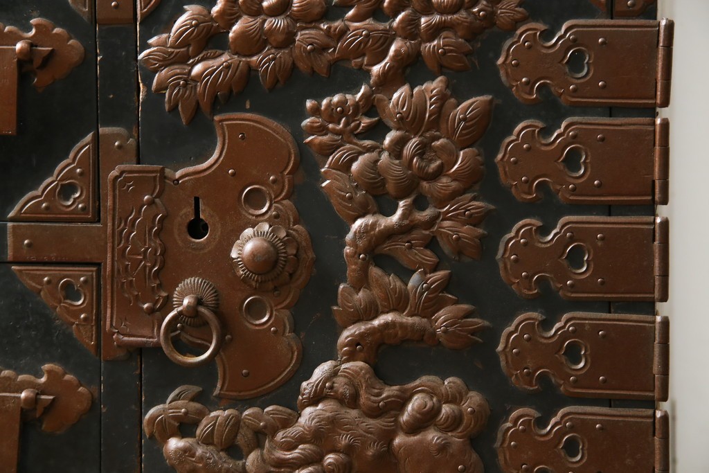 和製アンティーク　上手物!!　総桐材　立派な金具が際立つ上質な庄内箪笥　(R-085761)