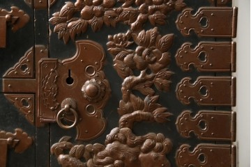 和製アンティーク　上手物!!　総桐材　立派な金具が際立つ上質な庄内箪笥　(R-085761)