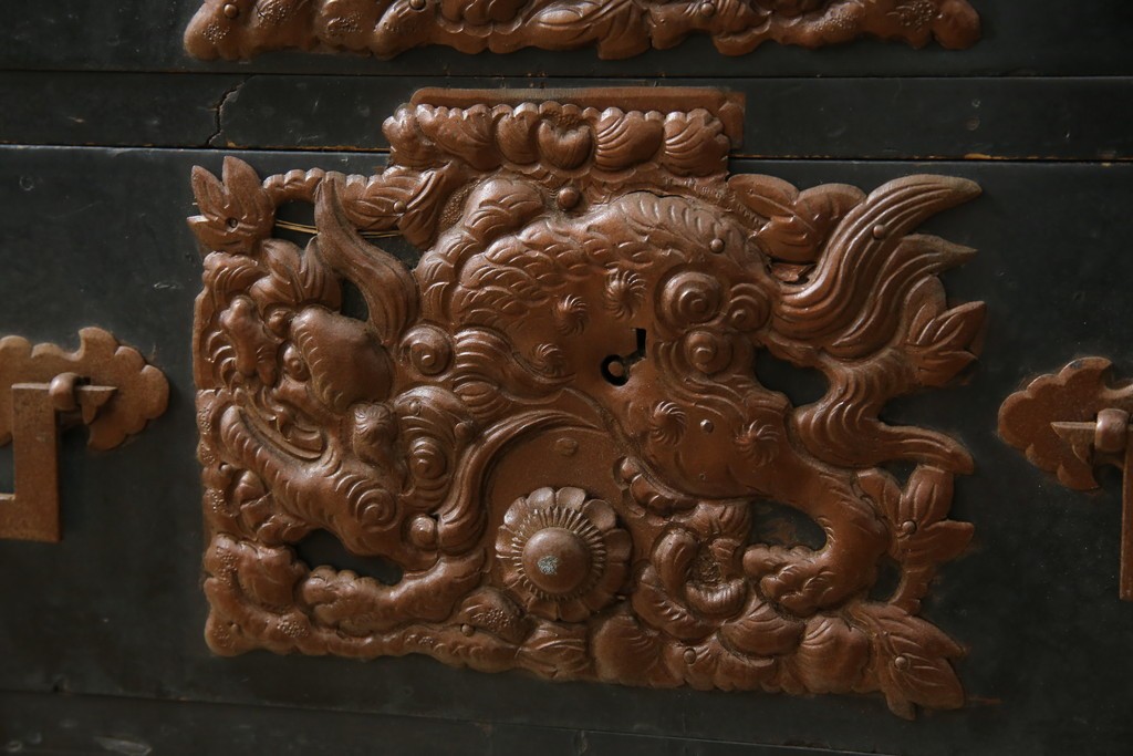 和製アンティーク　上手物!!　総桐材　立派な金具が際立つ上質な庄内箪笥　(R-085761)