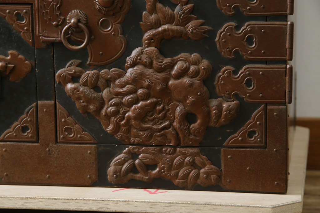 和製アンティーク　上手物!!　総桐材　立派な金具が際立つ上質な庄内箪笥　(R-085761)